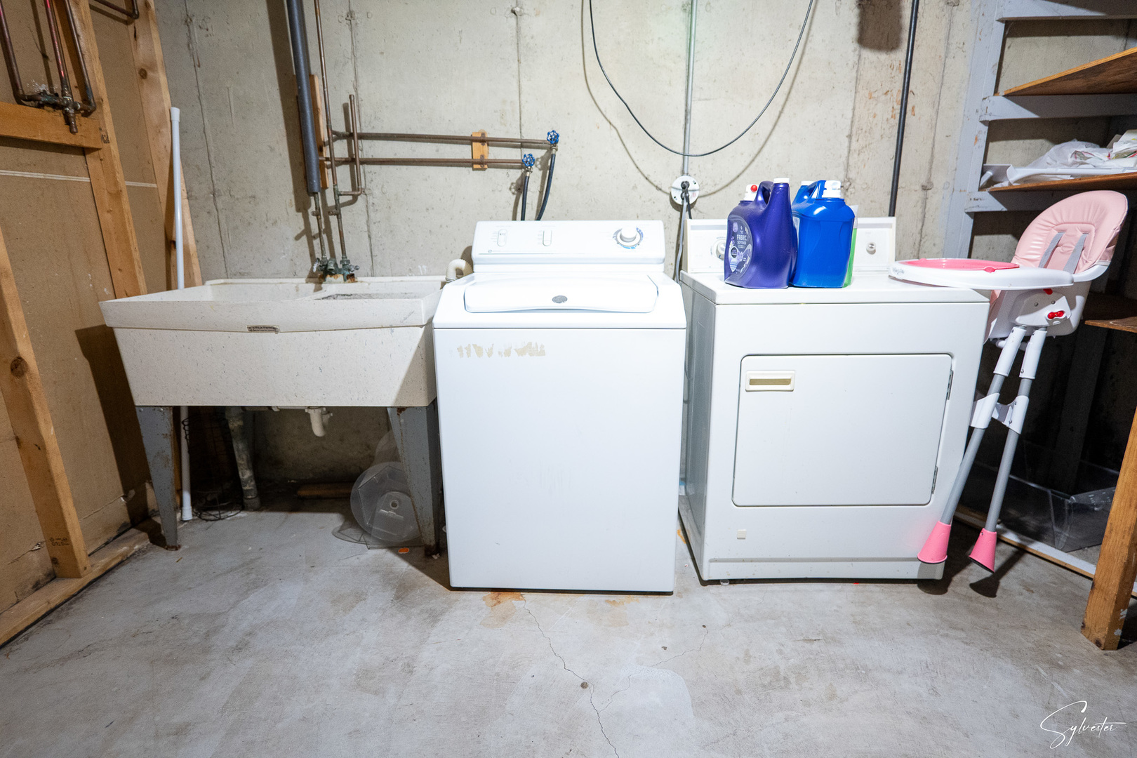 904 Chippewa Drive Elgin, IL 60120 - Photo 25 of 35 a utility room with dryer and washer