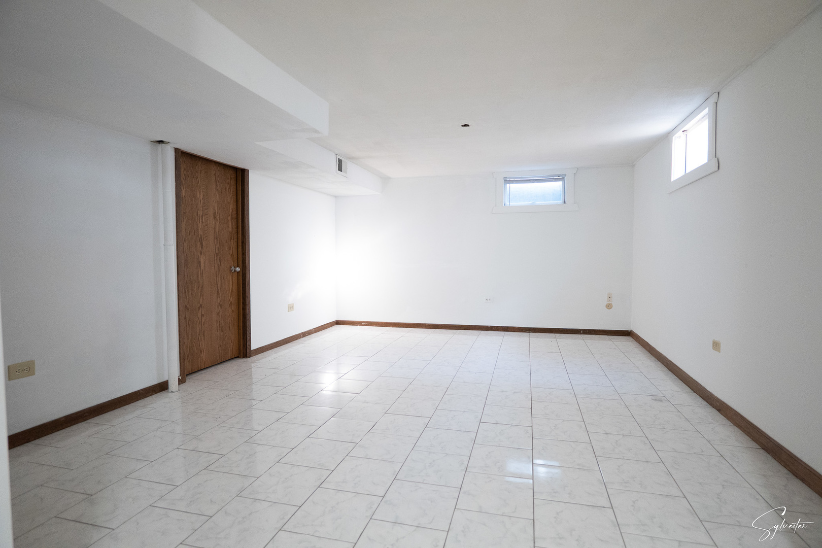 904 Chippewa Drive Elgin, IL 60120 - Photo 26 of 35 an empty room with a empty space and windows