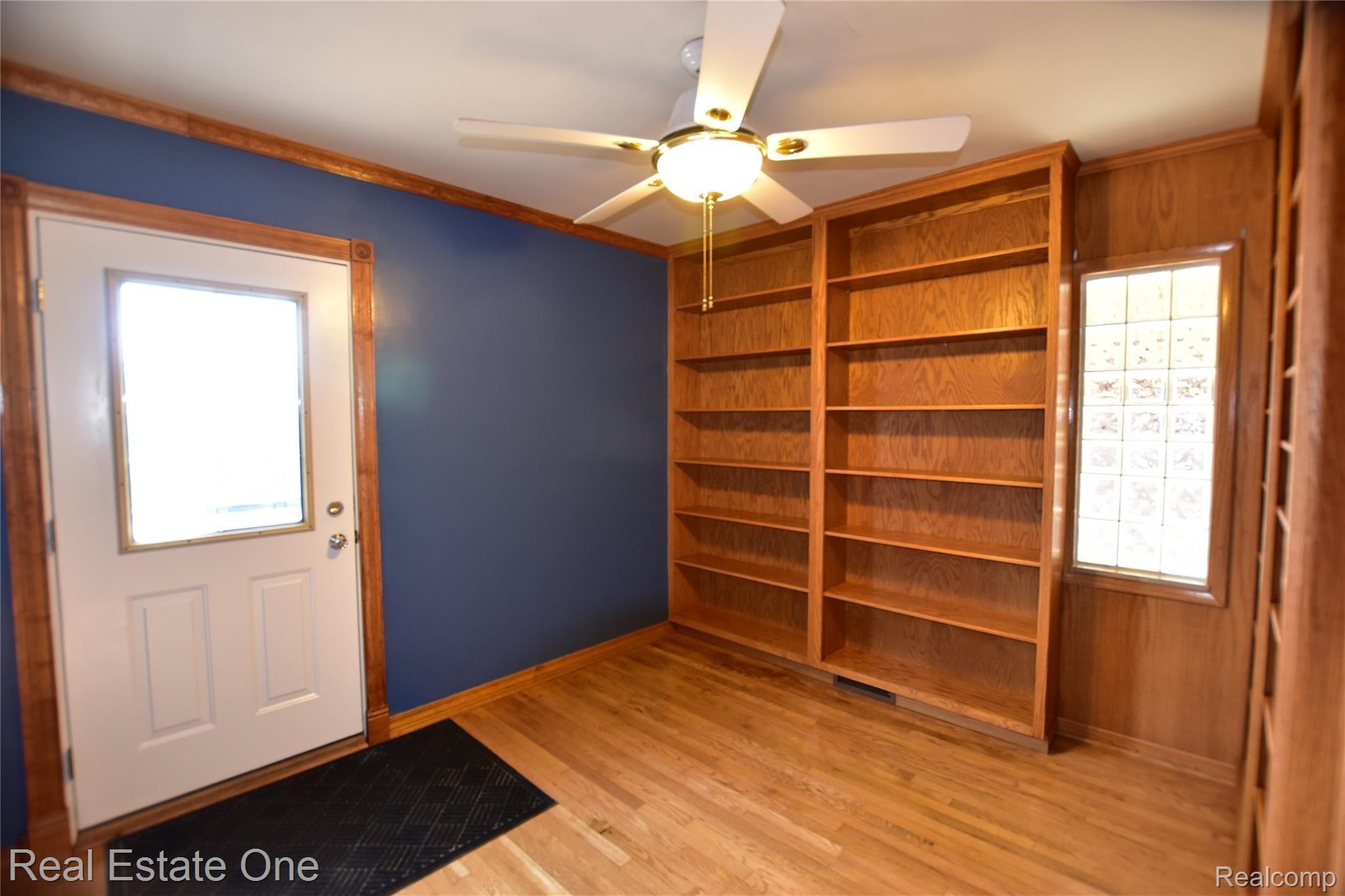 313 Elizabeth Lake Road Pontiac, MI 48341 - Photo 16 of 31 Bedroom #4 or library/office w/Oak built-ins
