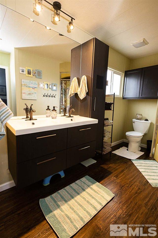 200 Gemini Circle Reno, NV 89521 - Photo 17 of 31 a en suite bathroom with a sink and a mirror