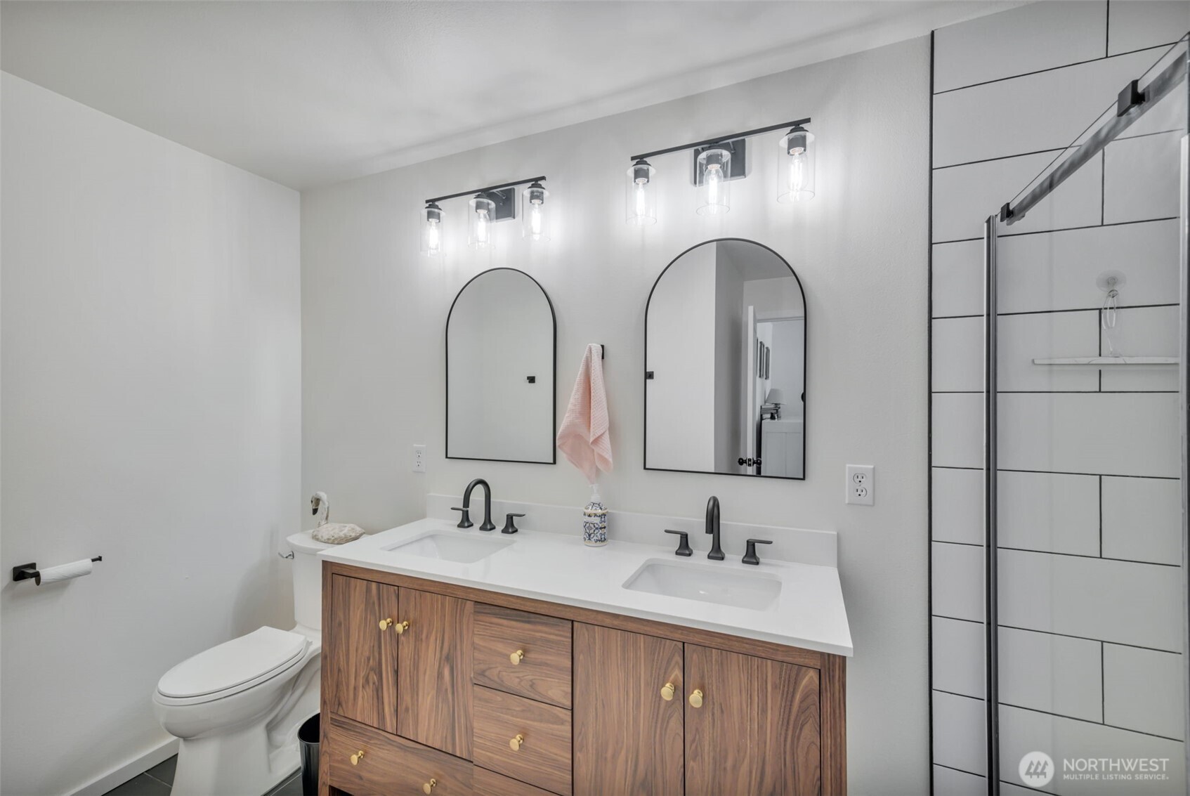 118 Morris Street Monroe, WA 98272 - Photo 20 of 35 a bathroom with 2 sink and a mirror
