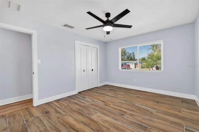 a front view of house with yard nad seating space