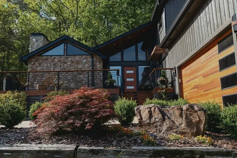a view of a house with a yard
