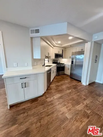 $4,063 | 7660 Beverly Boulevard, Unit 324, Los Angeles, CA 90036