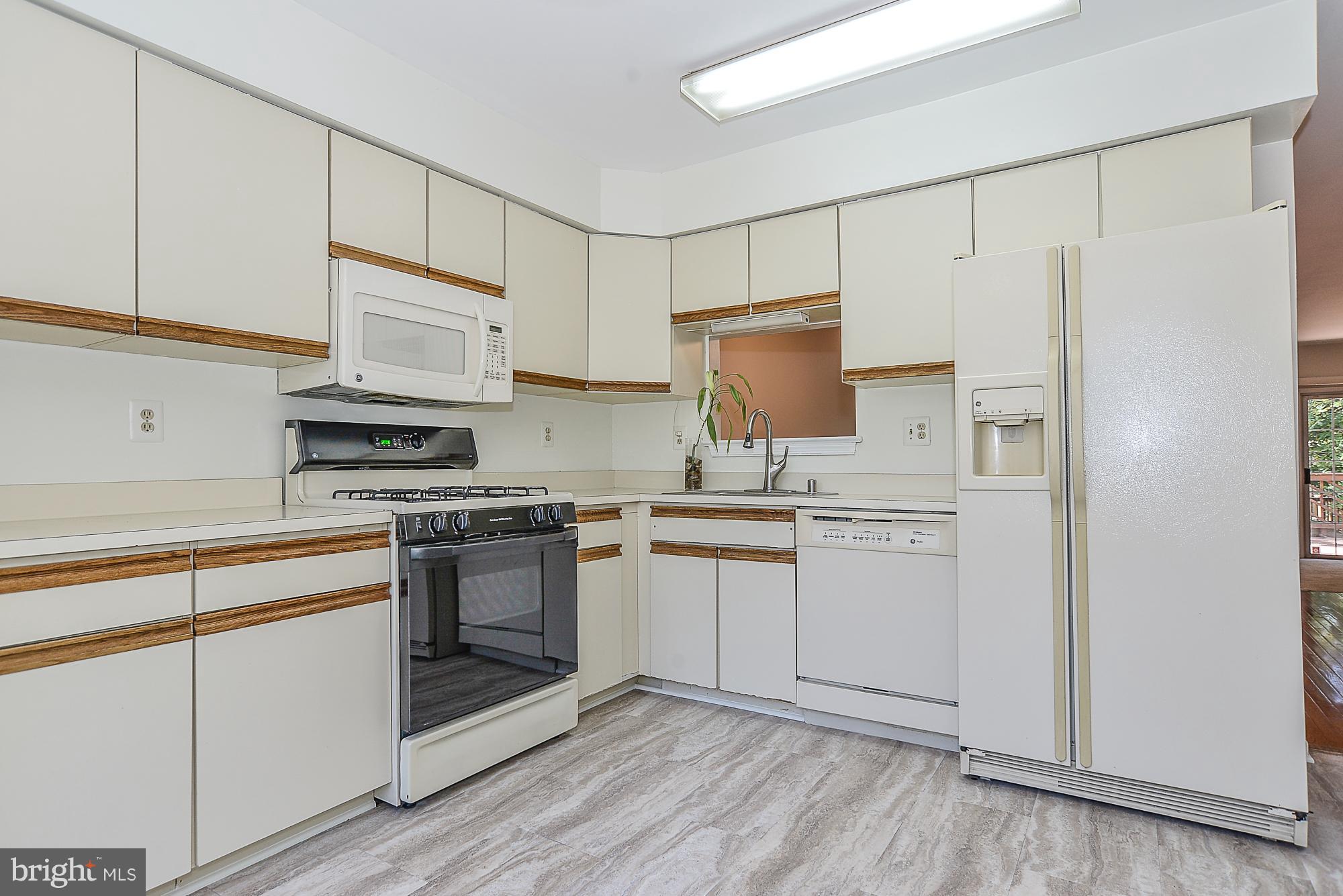 6352 English Ivy Way Springfield, VA 22152 - Photo 9 of 22 Kitchen