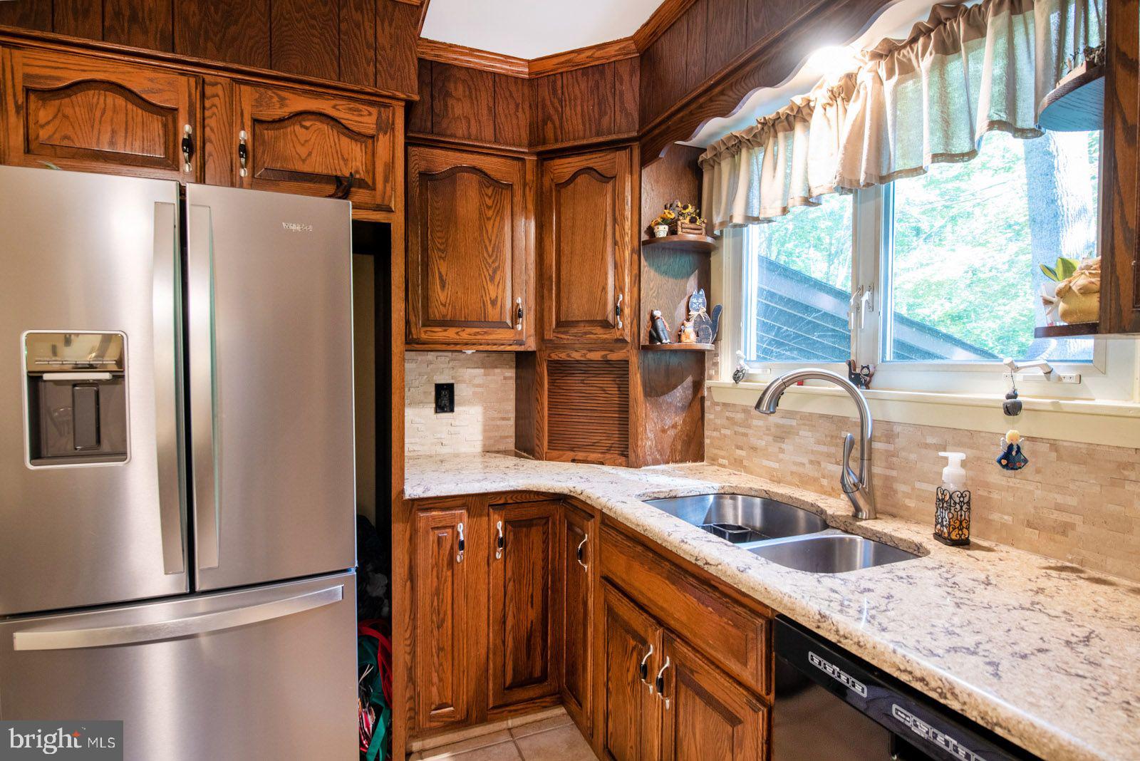 598 Rock Run Road Pottstown, PA 19465 - Photo 17 of 37 Granite countertops and Tile backsplash