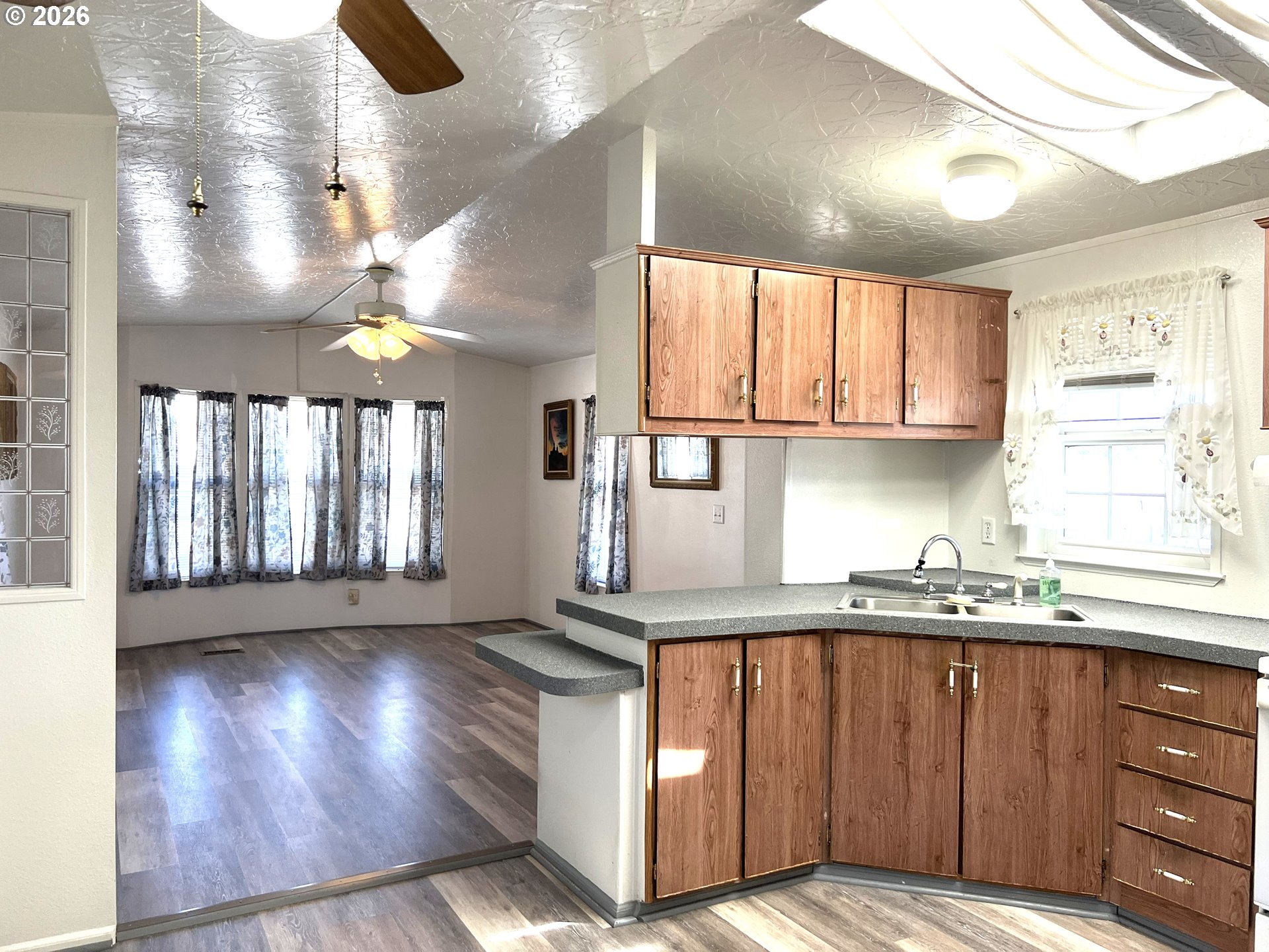 909 Shadow Ranch Lane Roseburg, OR 97470 - Photo 13 of 24 Kitchen/Living Room