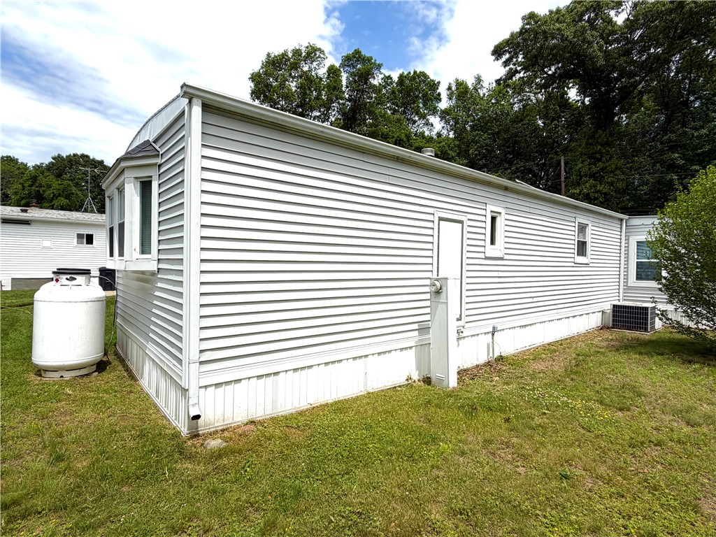 27 Woodward Road Lincoln, RI 02865 - Photo 3 of 23