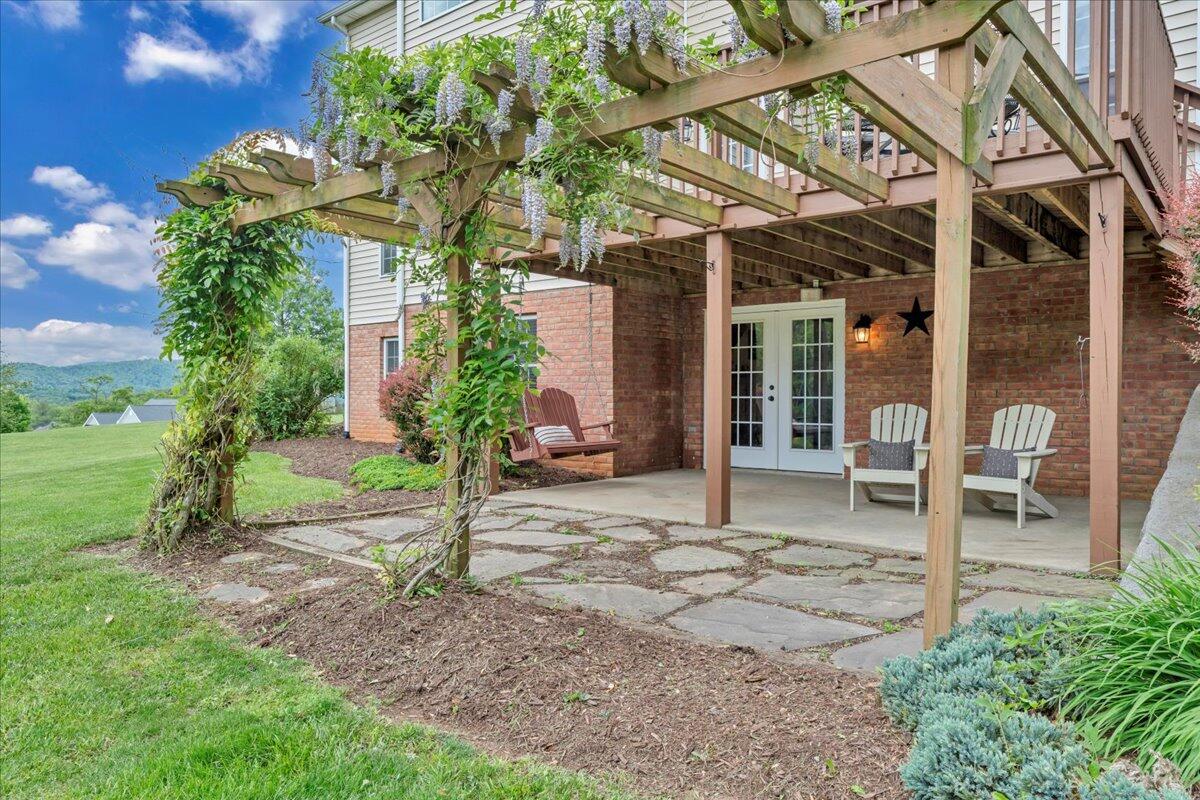 466 Thornblade Way Blue Ridge, VA 24064 - Photo 3 of 75 Wisteria Gracing the Veranda