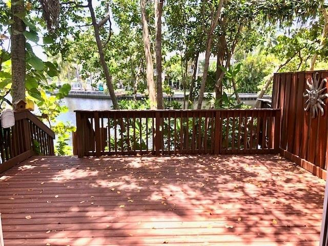 2000 Riverside Place, Unit 4 Wilton Manors, FL 33305 - Photo 18 of 40 a view of a house with a yard