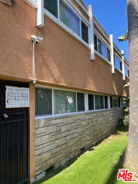 4901 August Street Los Angeles, CA 90008 - Photo 5 of 6 a view of a brick house with a yard