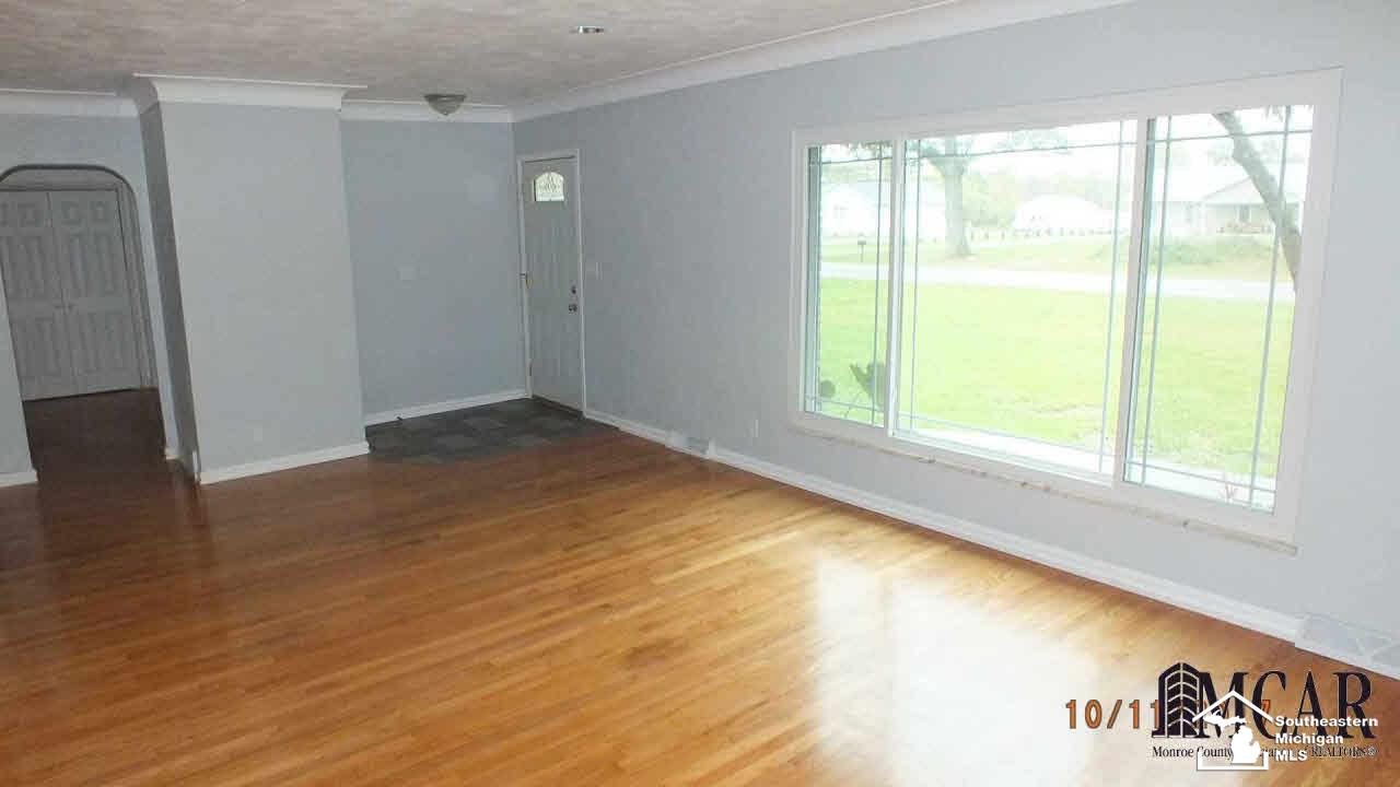 1623 West Temperance Road Temperance, MI 48182 - Photo 9 of 21 Living Room