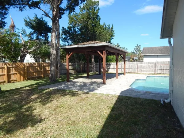 a view of a backyard