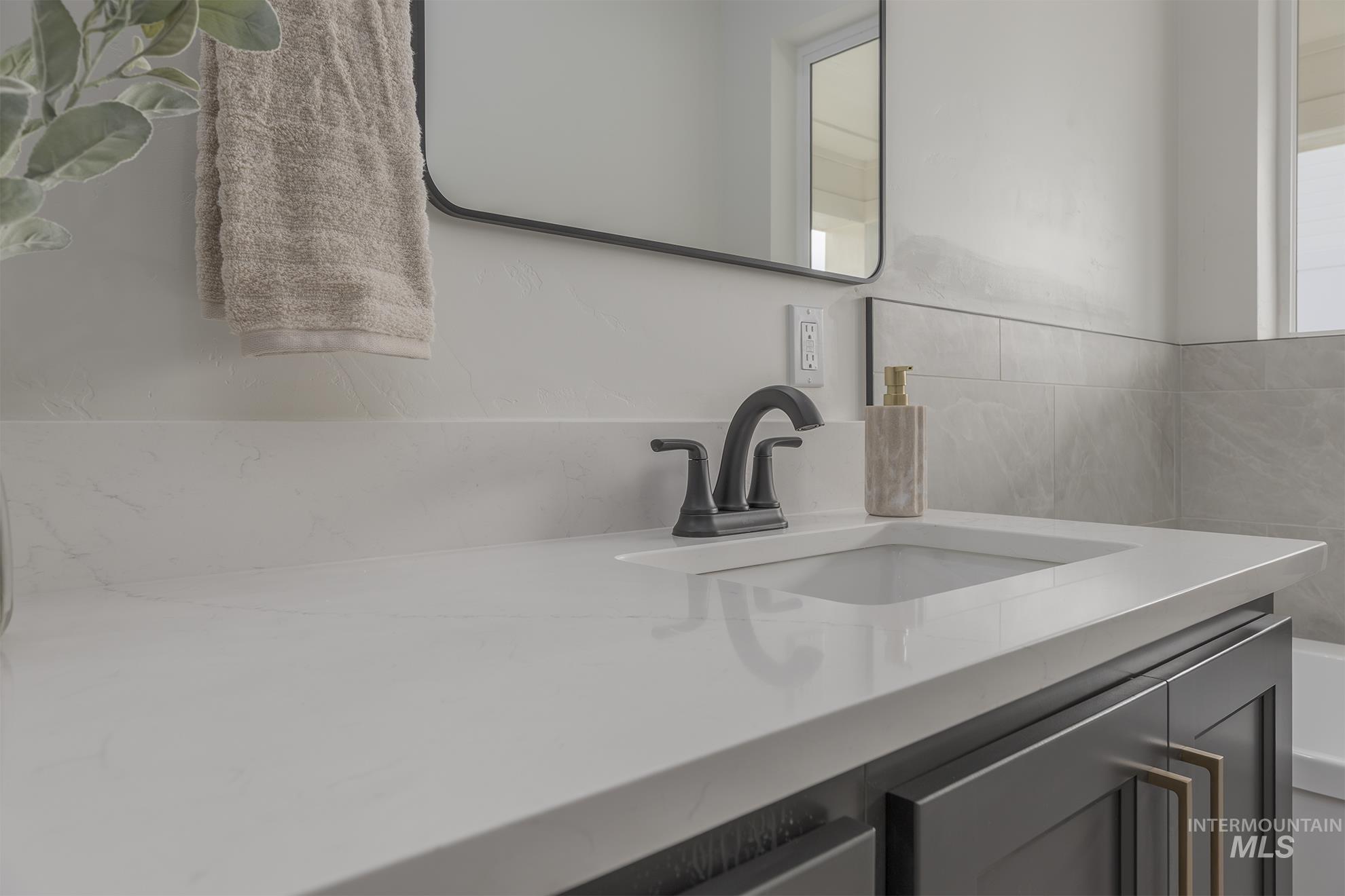 2810 Cypress Point Payette, ID 83661 - Photo 18 of 46 Bathroom view of vanity