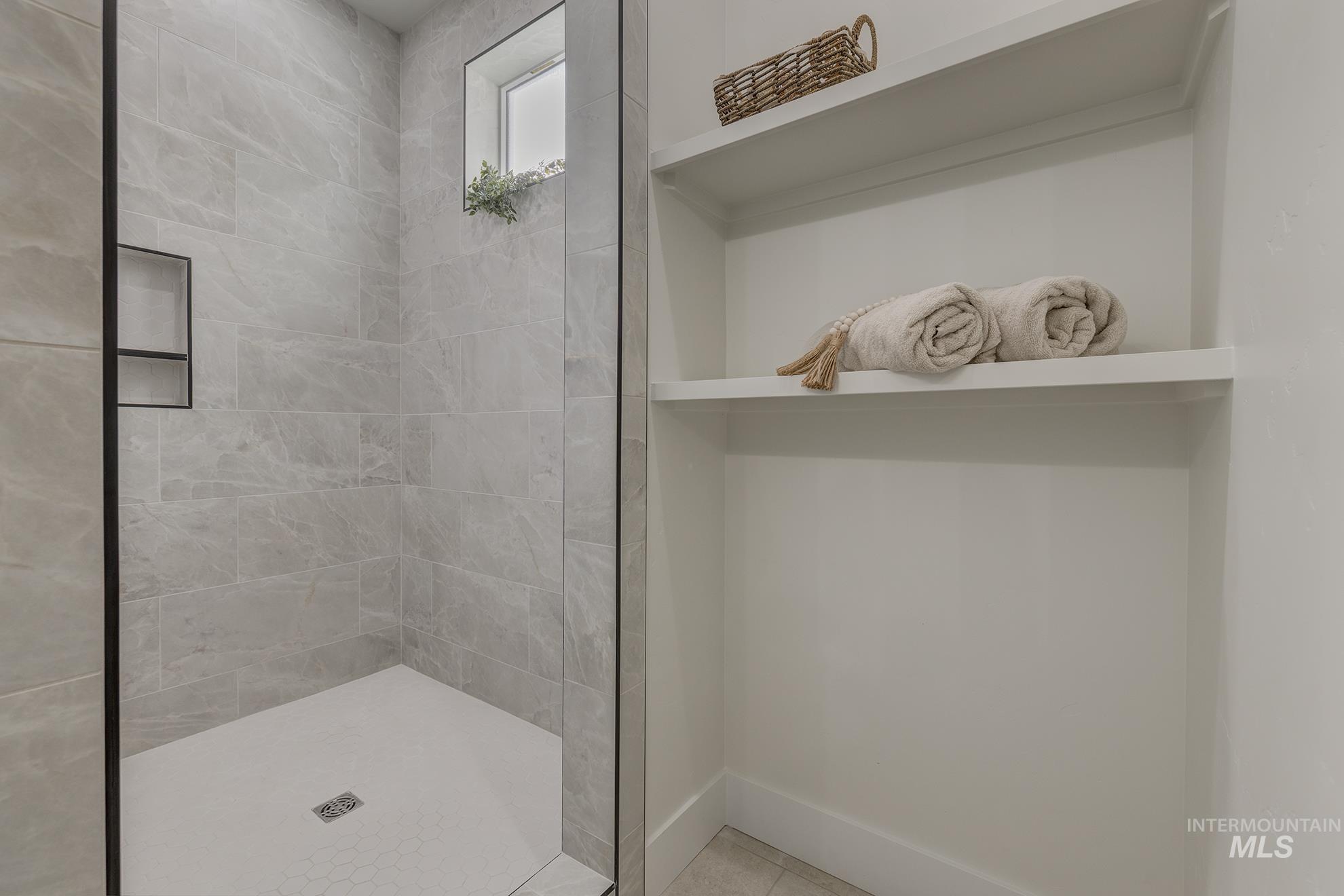 2810 Cypress Point Payette, ID 83661 - Photo 19 of 46 Full bathroom featuring a tile shower