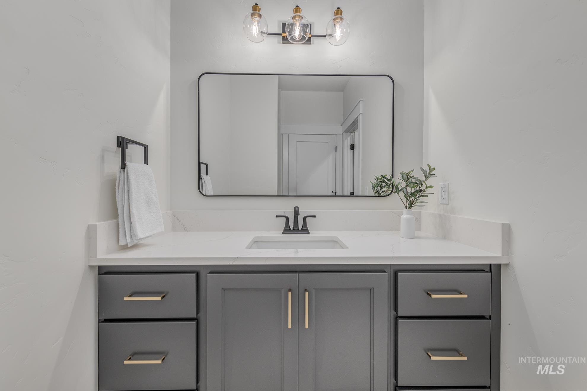 2810 Cypress Point Payette, ID 83661 - Photo 30 of 46 Bathroom with vanity