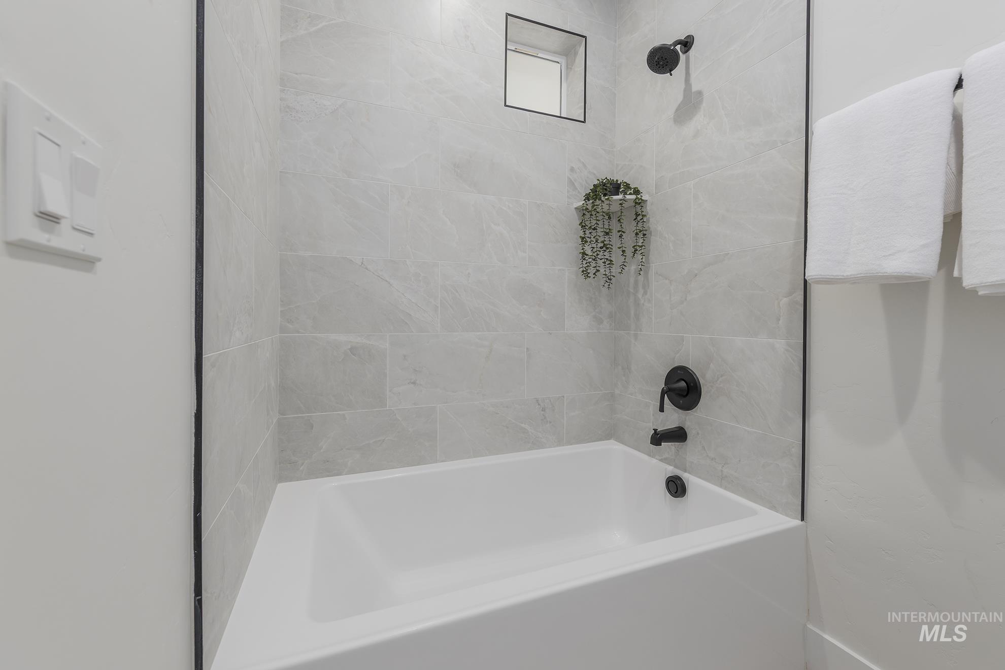 2810 Cypress Point Payette, ID 83661 - Photo 31 of 46 Bathroom featuring bathtub / shower combination
