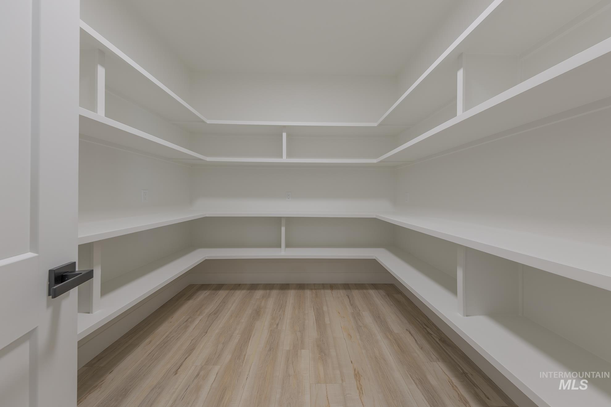 2810 Cypress Point Payette, ID 83661 - Photo 9 of 46 Large butlers pantry