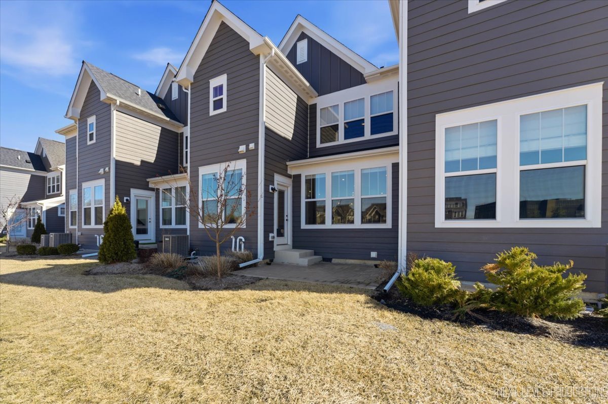 2132 Weatherbee Lane Naperville, IL 60563 - Photo 18 of 23 a front view of a house