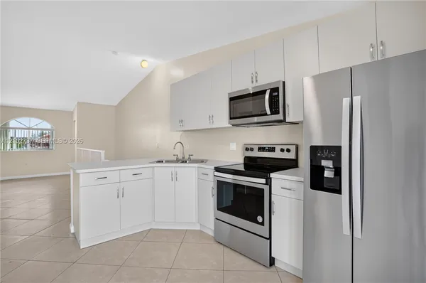 $2,400 | 6989 West 36th Avenue, Unit 202, Hialeah, FL 33018