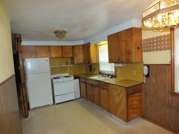 128 Bretton Road Springfield, MA 01119 - Photo 7 of 16