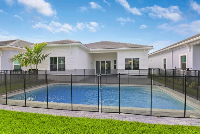 a view of a house with backyard