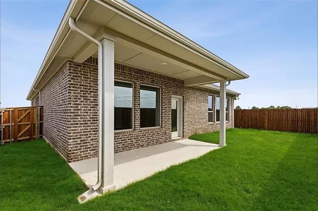 a view of a house with backyard and porch