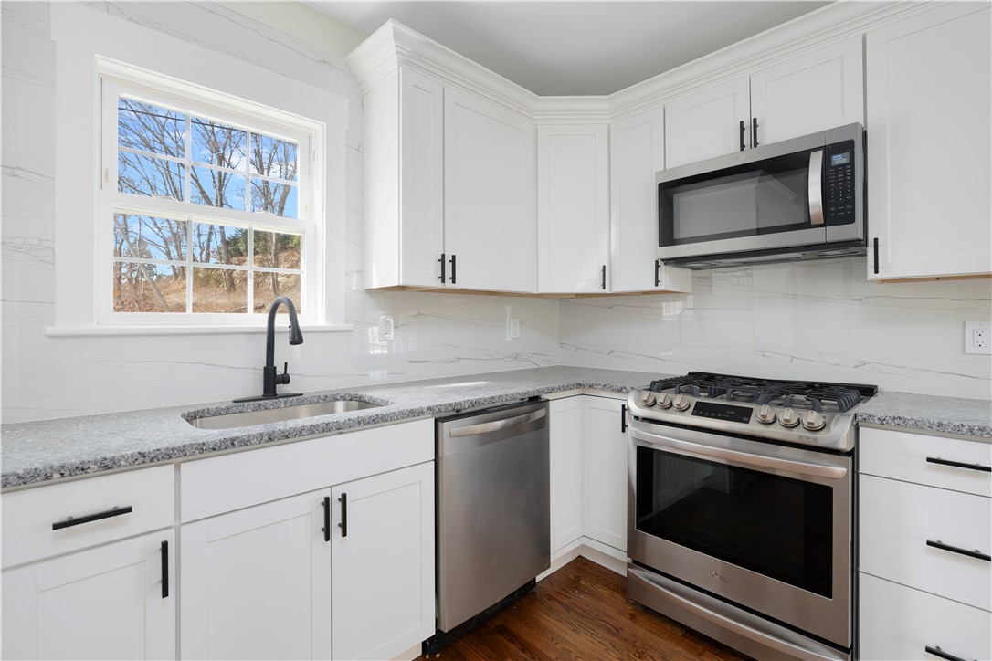 2 Birch Street Tiverton, RI 02878 - Photo 7 of 37