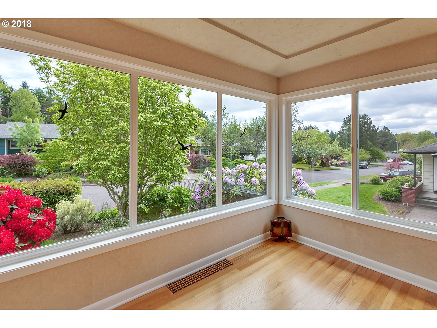 6456 Southwest Loop Drive Portland, OR 97221 - Photo 3 of 32 Living Room