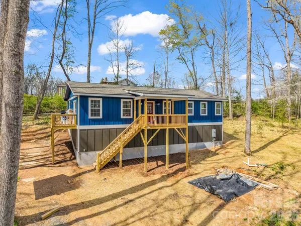 a view of a house with a backyard
