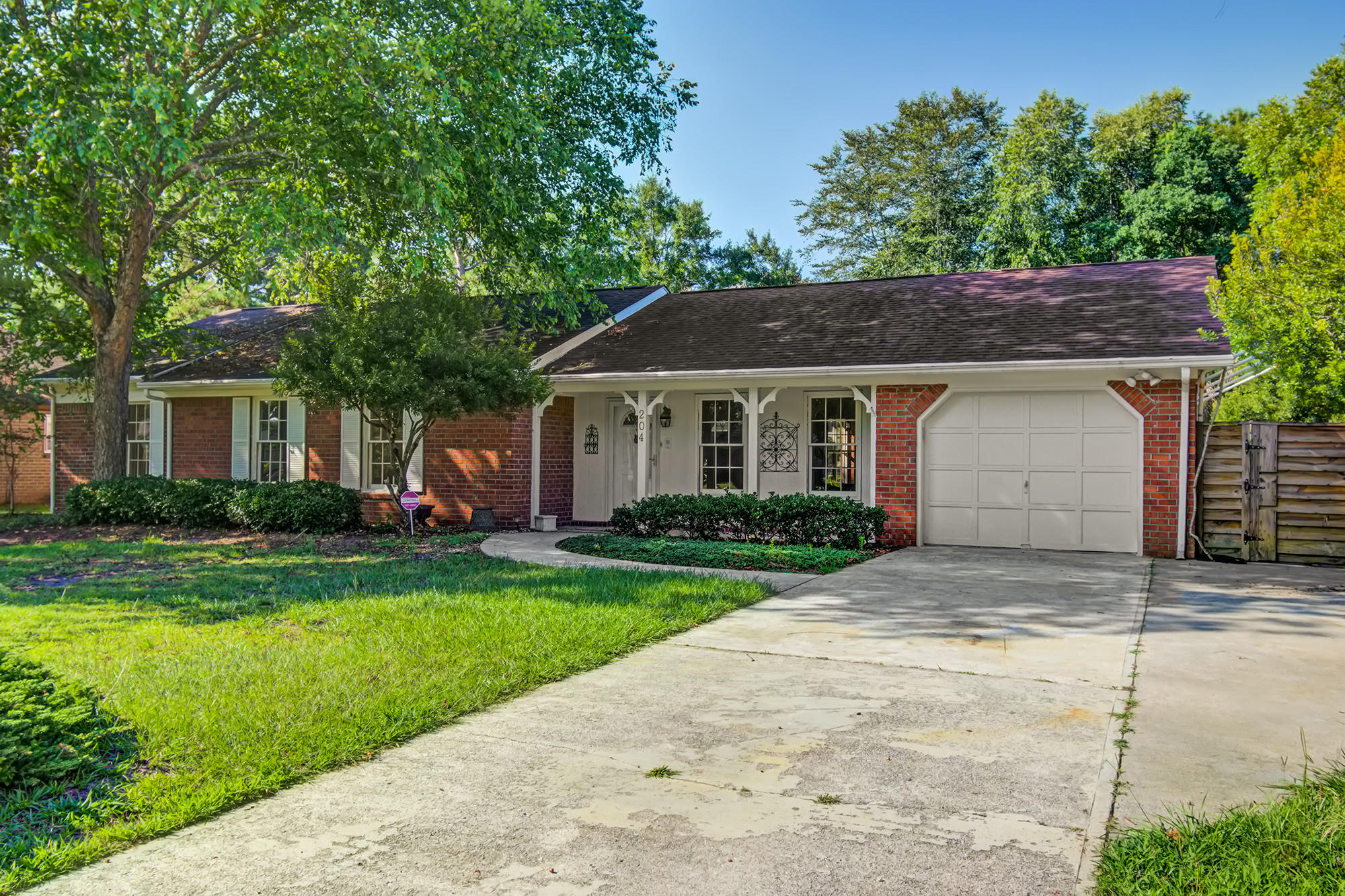 204 Longleaf Road Summerville, SC 29486 - Photo 2 of 34 3