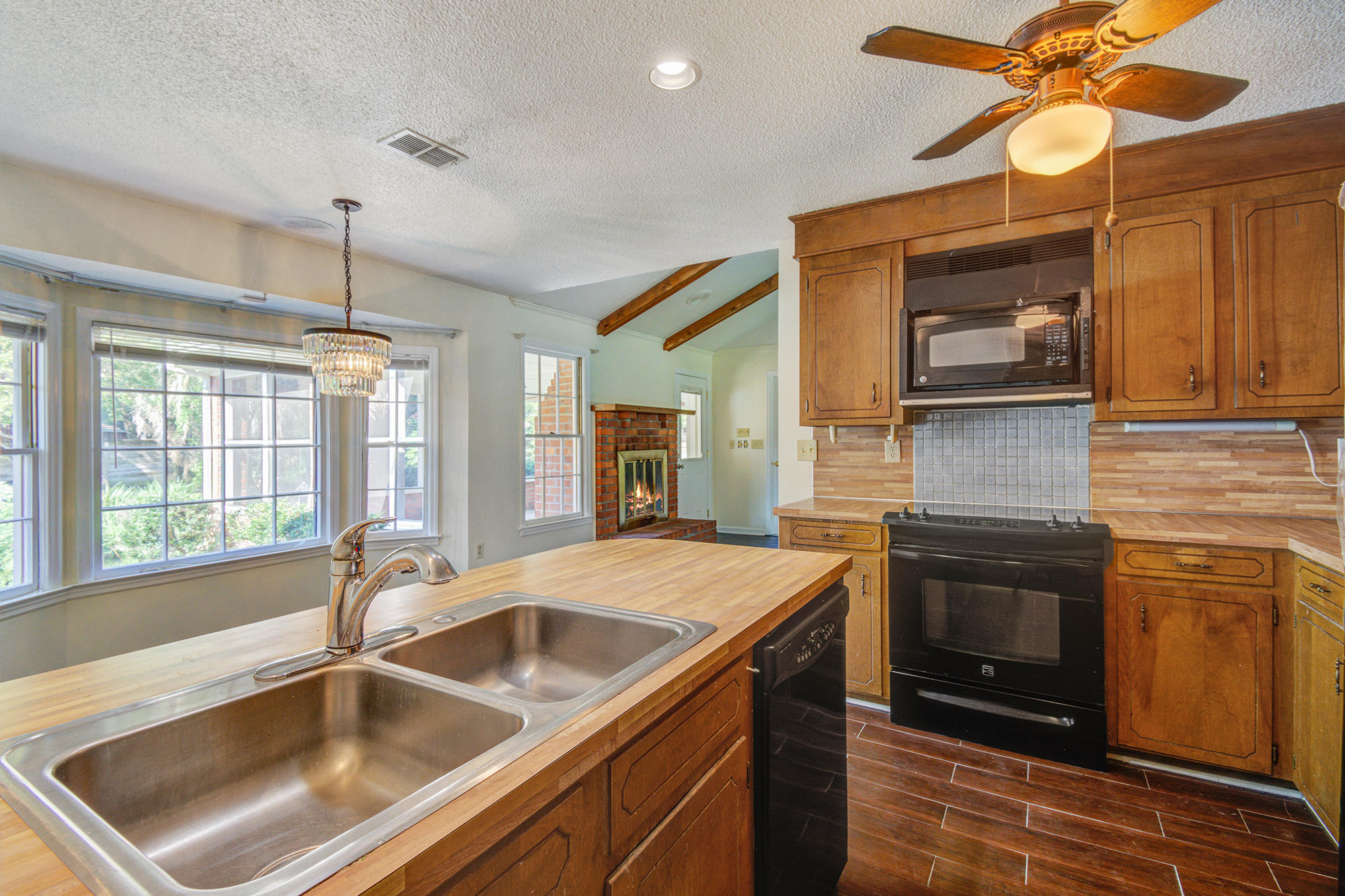 204 Longleaf Road Summerville, SC 29486 - Photo 5 of 34 15