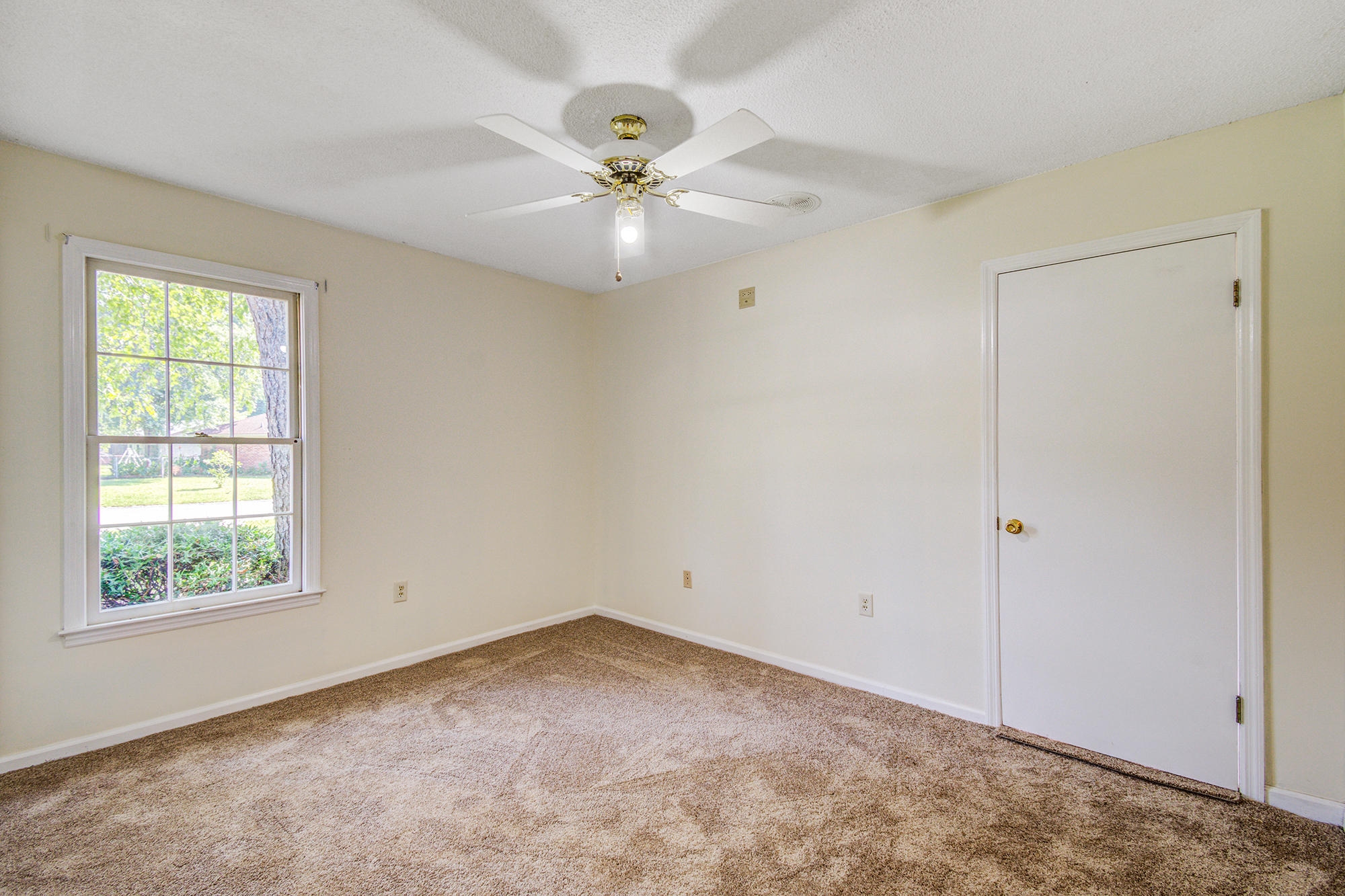 204 Longleaf Road Summerville, SC 29486 - Photo 10 of 34 23