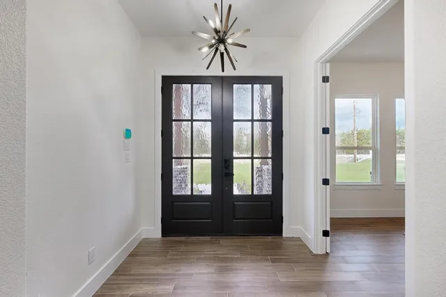 a view of entryway with livingroom