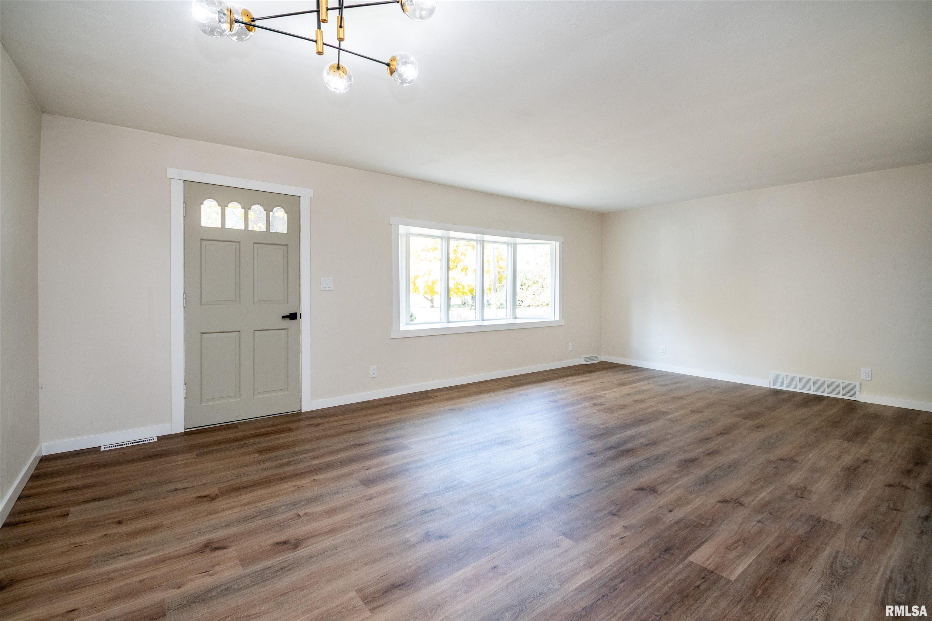 418 North Trivoli Road Trivoli, IL 61569 - Photo 6 of 44