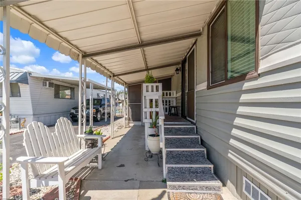 a view of entryway with a front door