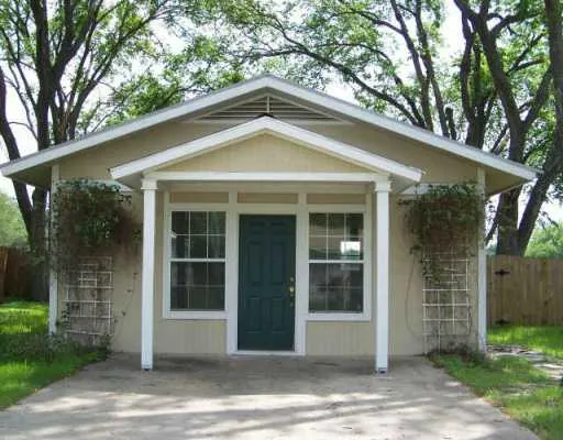 a view of a entrance gate of the house