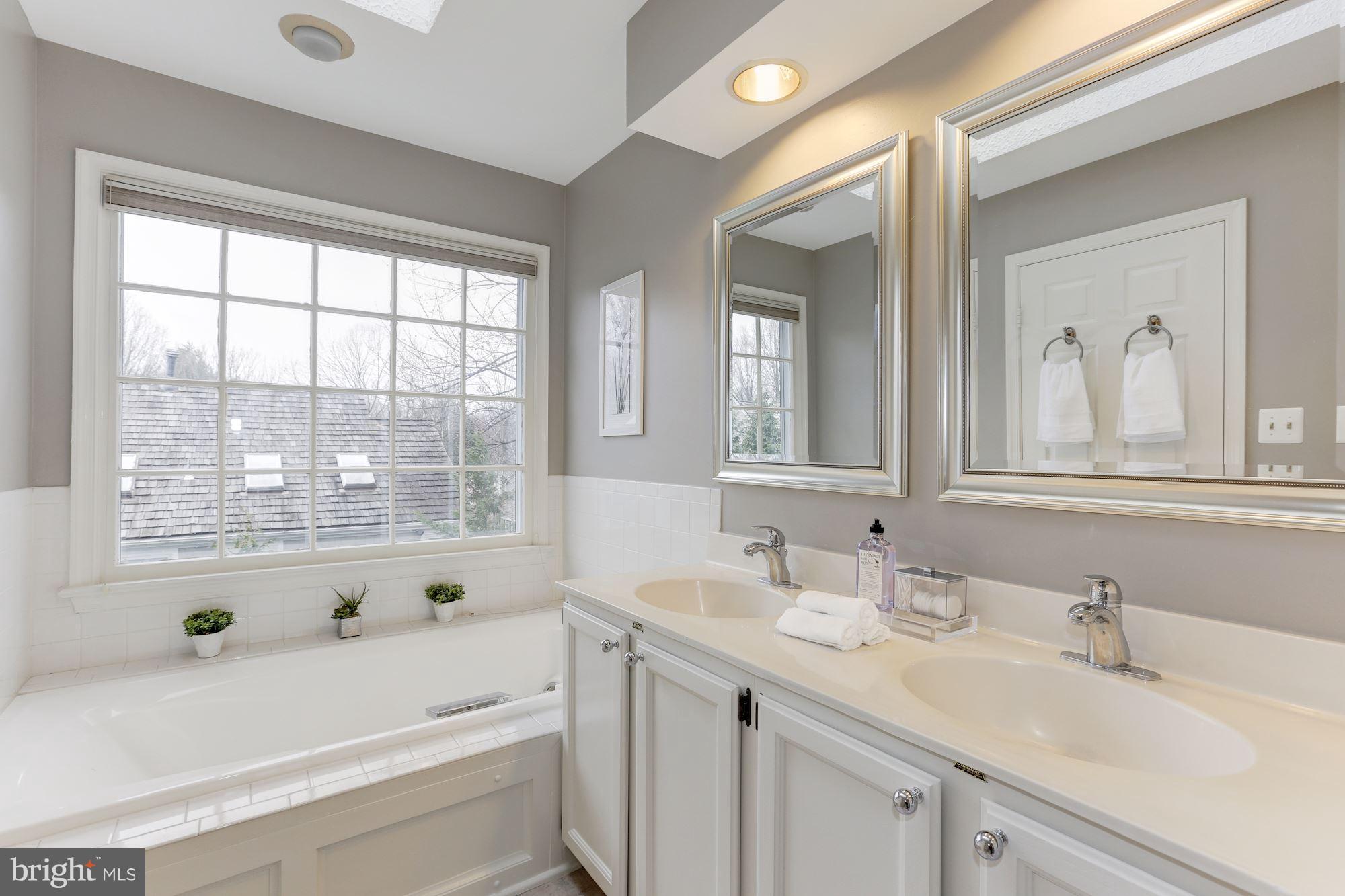 11606 Springhouse Place Reston, VA 20194 - Photo 15 of 30 Bath (Master)