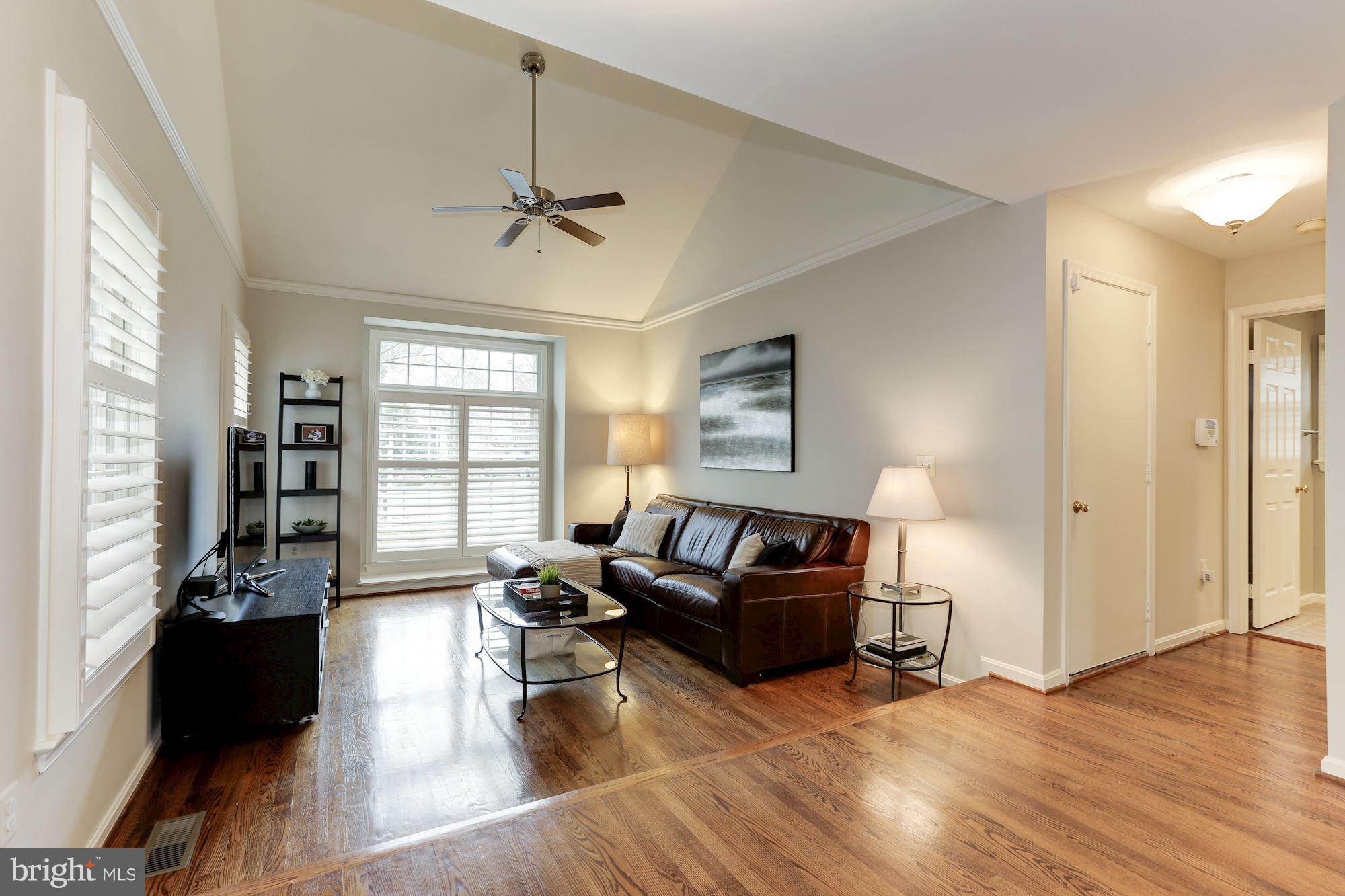 11606 Springhouse Place Reston, VA 20194 - Photo 3 of 30 Living Room