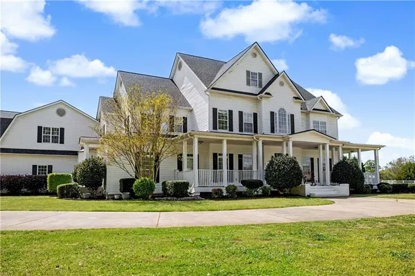a view of a house with a yard