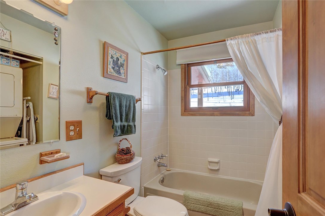 4283 Buffalo Ridge Road Como, CO 80432 - Photo 17 of 35 Main level full size bathroom
