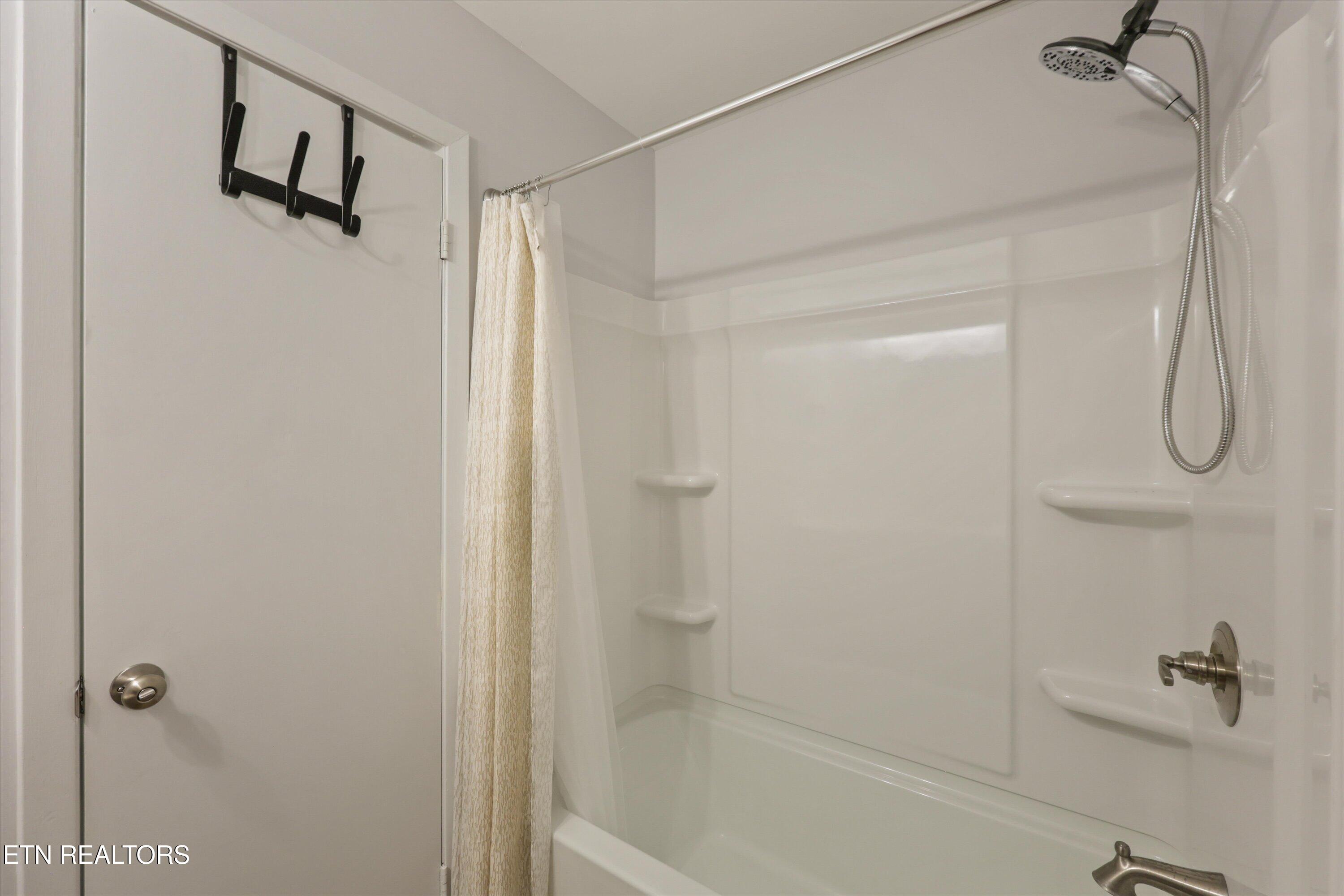 5524 Carter Road Knoxville, TN 37918 - Photo 28 of 57 Full Bathroom