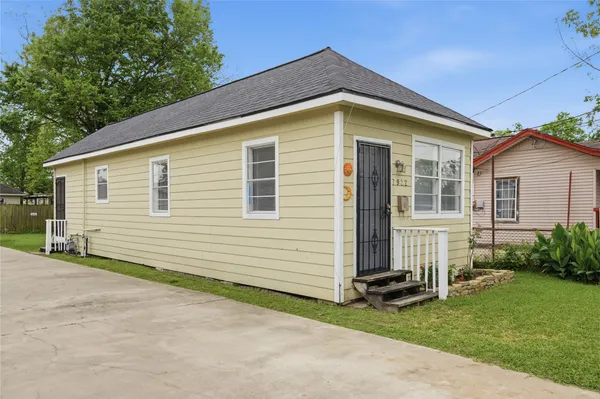 a view of a house with backyard