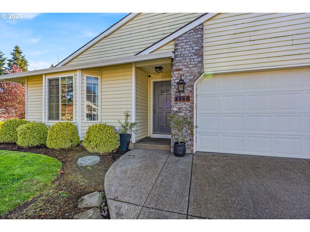 4460 Morfitt Street Hubbard, OR 97032 - Photo 3 of 36