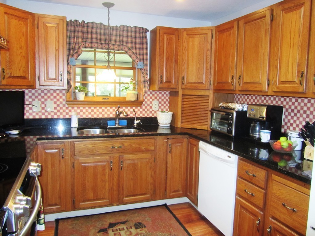37 Whiting Road Oxford, MA 01540 - Photo 3 of 25