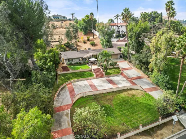 a view of yard with green space