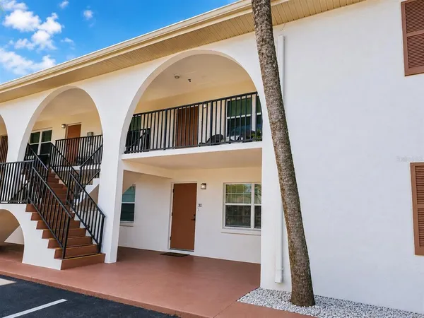 a view of entryway with a front door