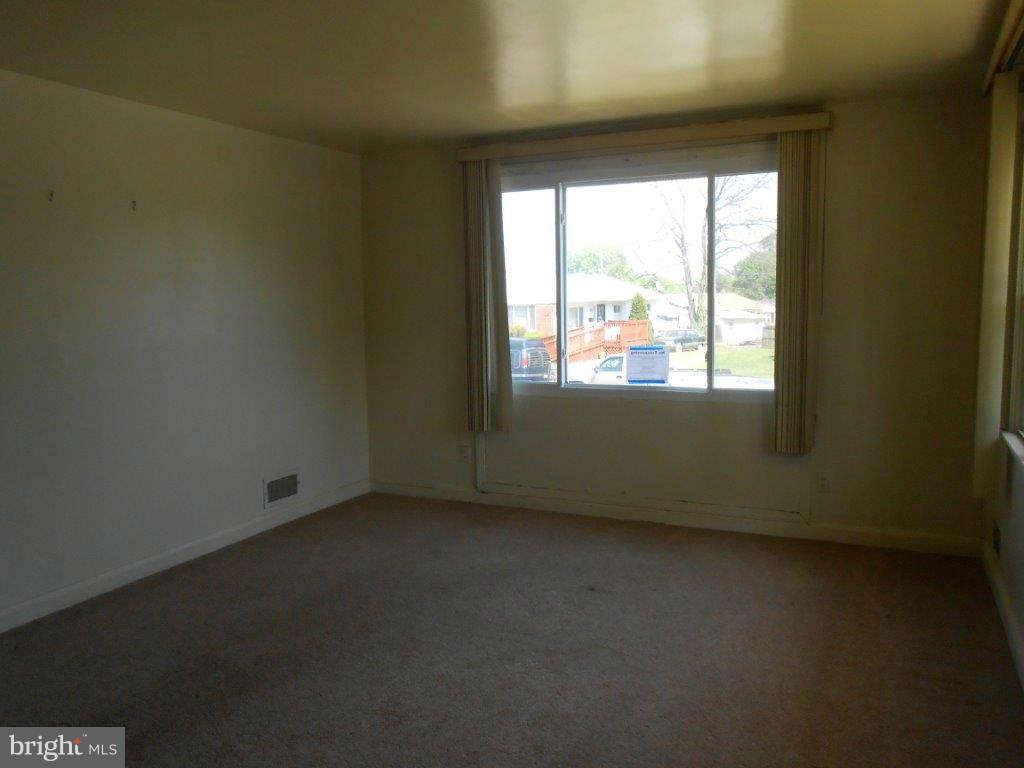 6820 Westridge Road Baltimore, MD 21207 - Photo 4 of 13 Living Room