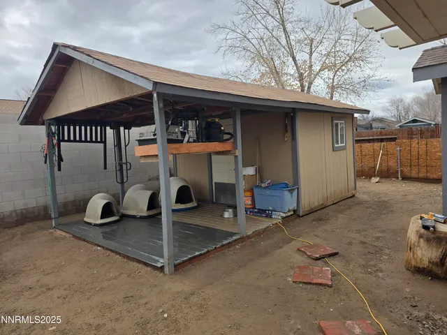 a view of a house with backyard