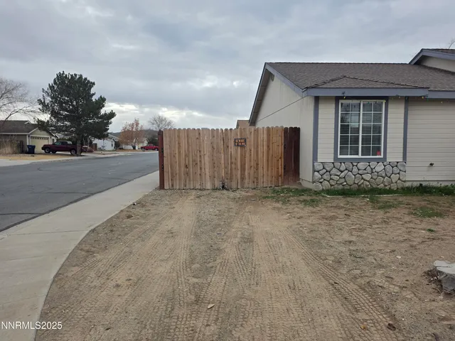 a view of a backyard